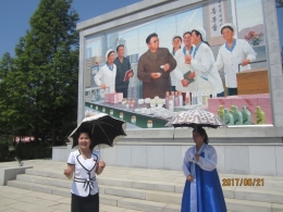 Pemandu wisata sedang menjelaskan tentang pembuatan kosmetik di Korea Utara