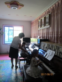 Melihat murid TK belajar piano di Korea Utara