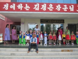 Mengunjungi salah satu TK di Korea Utara