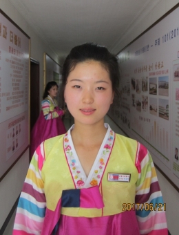 Perempuan Korea Utara dengan pakaian tradisional