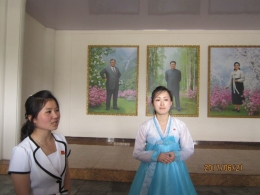 Pemandu wisata menjelaskan tentang sejarah nasional Korea Utara
