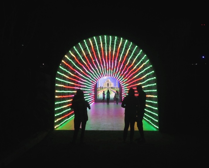 Terowongan yang dihiasi lampu warna-warni yang berkedip dan bergerak dinamis. Dok pribadi
