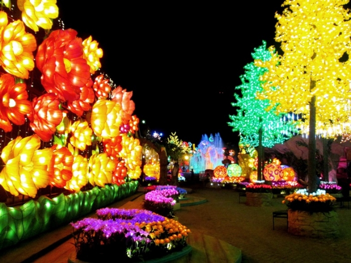 Lampion bunga raksasa dan pohon berhias lampu yang menerangi gelapnya malam. Dok pribadi