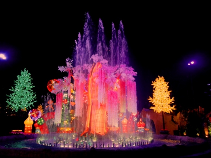 Air mancur yang bergerak dinamis dipadu dengan aneka warna-warni lampu. Dok pribadi