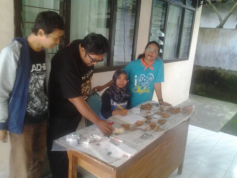 Analisis temuan keramik dari situs Trowulan (Foto: Yusmaini Eriawati)