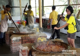 Dapur Rendang Tok Mak Nik yang terkenal di Perak. Dokumentasi pribadi
