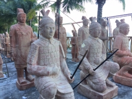 Patung tentara China di Pantai Tongaci. Dokumentasi pribadi