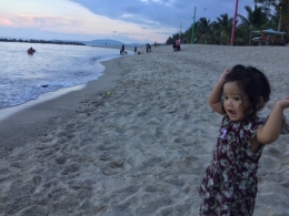 Nayya mengagumi keindahan Pantai Tongaci. Dokumentasi pribadi