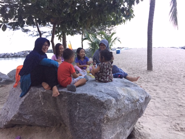 Buka puasa bersama di atas batu besar di Pantai Tongaci. Dokumentasi pribadi