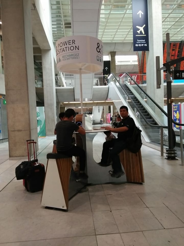 Mengisi batere telepon genggam sambil olahraga (dokumentasi pribadi)