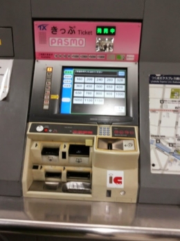 Mesin pembelian tiket elektronik, melayani isi ulang kartu dan pembelian tiket kertas otomatis (sumber: dokumentasi pribadi)