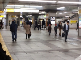 Suasana di stasiun subway yang lebih mirip mall (sumber: dokumen pribadi)