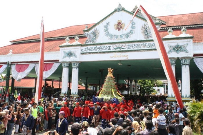 Publik Berkerumun Menonton Grebeg Syawal Sumber Foto Visitingjogja Publik Berkerumun Menonton Grebeg Syawal Sumber Foto Visitingjogja