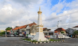 Tugu Yogyakarta. (sumber foto: Uwe Aranas, wikipedia)