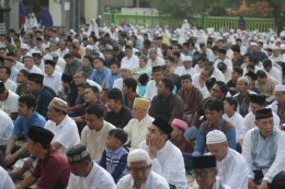 Suasana Salat Idul Fitri 1438 H di halaman Masjid Al Muslimun Surabaya
