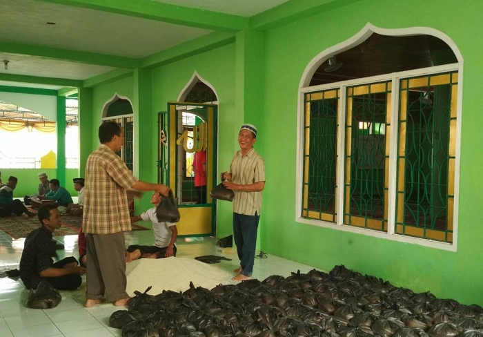 "Memburu" Zakat Fitrah Idul Fitri oleh Asron Da Finsie  "Memburu" Zakat Fitrah Idul Fitri oleh Asron Da Finsie