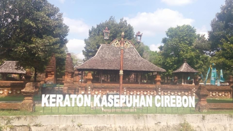 (bagian depan Kraton Kasepuhan)