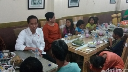  (Rombongan Presiden Jokowi di Empal Gentong H. Apud, foto Detik.com)