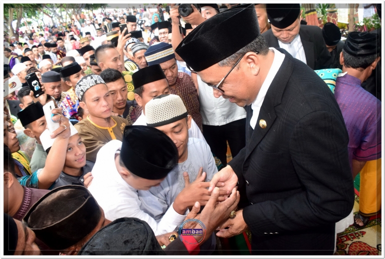 Nurdin Abdullah (kanan) meladeni permintaan warga bersalaman seraya memohon maaf di Hari Kemenangan 1 Syawal 1438 H (25/06).