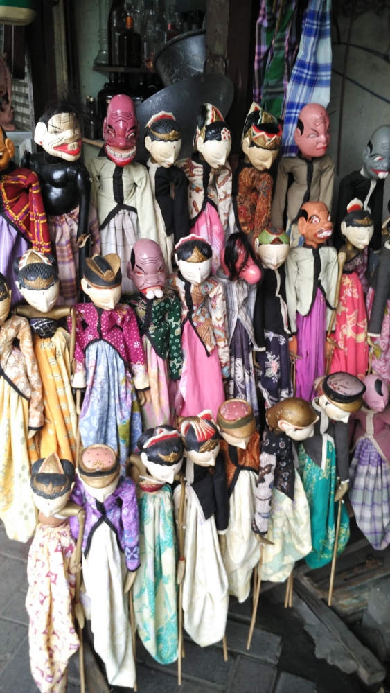 Wayang antik di Pasar Antik Jalan Surabaya (Sumber: Dokpri)
