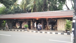 Toko-Toko Barang Antik di Pasar Antik Jalan Surabaya (Sumber: Dokpri)