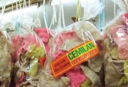 (krupuk Melarat khas Cirebon, dimasak dengan pasir)