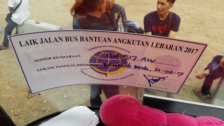 Tiap bus yang digunakan untuk mudik gratis bersama Kementerian Perhubungan tahun 2017 ini, sudah diperiksa kelayakannya. Itu ditandai dengan stiker yang ditempel di kaca depan. Ini bagian dari upaya Kemenhub untuk meningkatkan keselamatan para pemudik. Foto: isson khairul