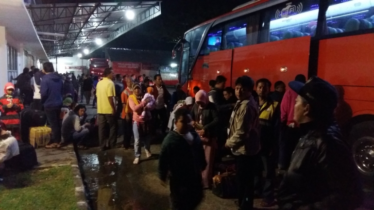 Akhirnya, pemudik pun tiba di Terminal Wonogiri dengan selamat. Koordinasi Kementerian Perhubungan dengan sejumlah pihak terkait, telah menyamankan para pemudik berlebaran di kampung halaman. Ini bagian dari upaya Kementerian Perhubungan memfasilitasi para pemudik, agar perjalanan musik menjadi asyik. Foto: isson khairul