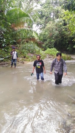 Menyeberangi sungai untuk mencapai lokasi penelitian di wilayah kerja Balai Arkeologi Maluku (Foto: Wuri Handoko)