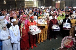  Sebanyak 145 pasangan mengikuti prosesi nikah masal di Pendopo Pemkab Serang, Banten, Rabu (17/9/2014). Acara tersebut bertujuan untuk membina dasar kehidupan rumah tangga yang lebih kokoh dalam menyambut HUT Kabupaten Serang ke-488. (ANTARA FOTO/Asep Fathulrahman)
