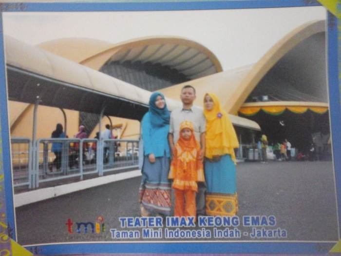 Foto bersama keluarga di teater keong emas TMII- dokpri