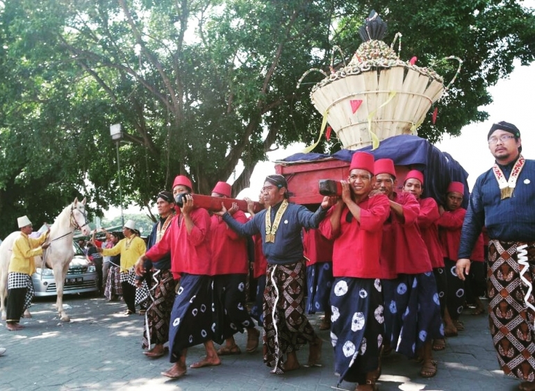 Gunungan memasuki kompleks Masjid Gedhe Kauman. (Foto koleksi pribadi)