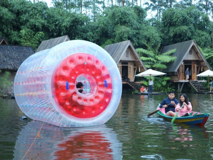 Wisata Balon Water Roller - Dusun Bambu - Cisarua - Bandung, Senin (26/06/17), Foto Dok J.Krisnomo