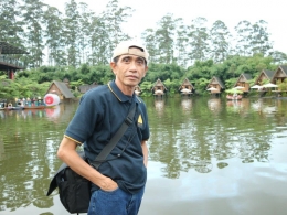 Penulis, J.Krisnomo, Tepi Danau Dusun Bambu, Cisarua-Bandung, Senin (26/06/17).