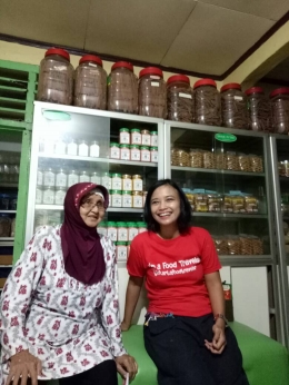 Pemilik Jamu Instan bersama Ira (Sumber: Jakarta Food Traveler)