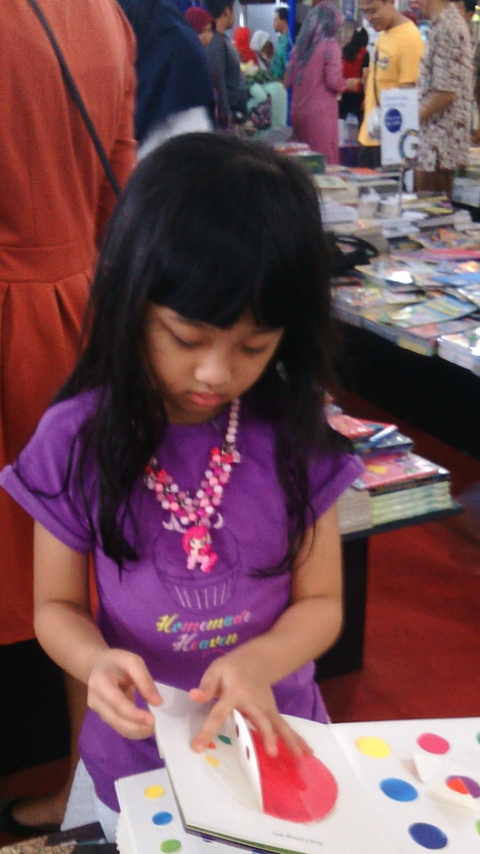 Mengenalkan buku sejak dini dengan mengajak anak ke toko buku(Foto:Ahmad Rury)
