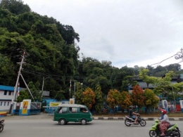 Taxi Papua bercat hijau melintas depan stasiun pembangkit listrik Yarmokh kota Jayapura (Dokumentasi Pribadi)