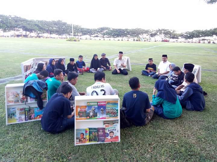 FABT Bersama Kakan Kemenag Bantaeng Terlibat diskusi santai Di Lapangan Pantai Seruni