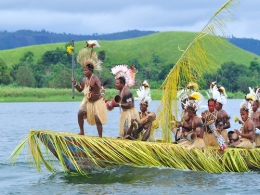 Budaya orang Papua Pantai di Festival Danau Sentani (sumber: indonesiatravelguides.com)