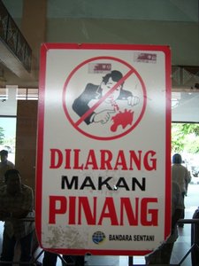 Marka dilarang muntahan pinang di area bandara Sentani (sumber: informasibandara.org)