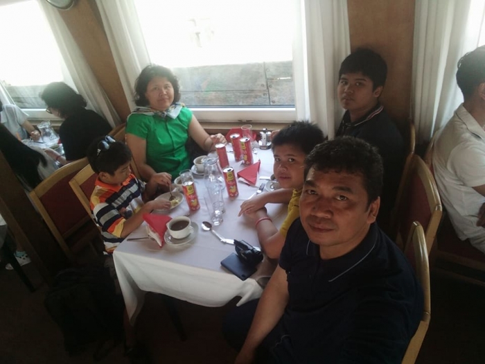 Makan siang di kapal pesiar (dokumentasi pribadi)