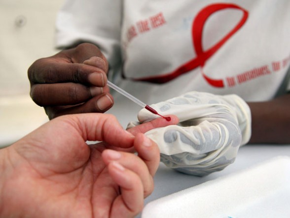 Ilustrasi: Pengambilan darah untuk tes HIV (Sumber: www.newsportal.sg)