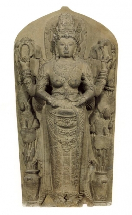 Arca perwujudan Tribhuwanottunggadewi sebagai Parwati dari Candi Rimbi.