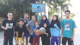 bermain bola basket bersama keluarga (koleksi pribadi)