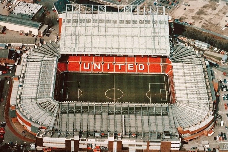 Old Trafford (sumber: www.stadiumguide.com)
