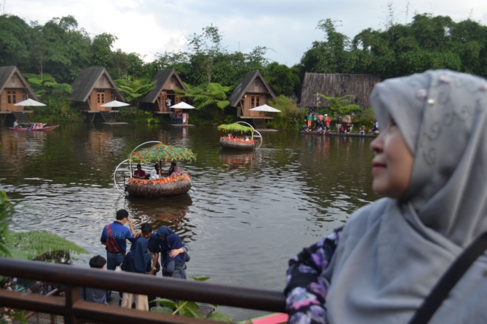 (Tante Liani Susanti yang sedang termenung menikmati udara dingin danau buatan. / Photo by: Rendra Tris Surya)