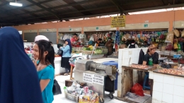Generasi muda kini bisa tersenyum bahagia saat diminta belanja di pasar tradisional yang tertata rapi, seperti Pasar Gunung Batu Bogor (Dokpri)