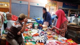 Pembeli di Pasar Gunung Batu bisa dengan aman dan nyaman berbelanja di sana (Dokpri)