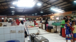 Lantai ubin yang bersih di Pasar Gunung Batu Bogor membuat pembeli betah lama berbelanja di sana (Dokpri)