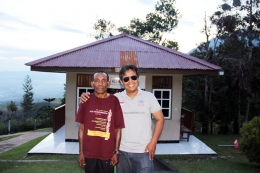 Bersama Pak Hans juru kunci Tugu Mac Arthur (foto dindin)